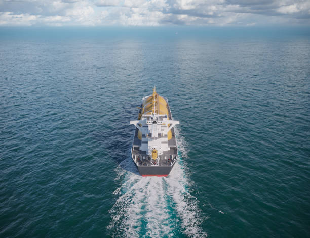 representación 3d de la navegación de un petrolero de gnl en mar abierto - supertanker fotografías e imágenes de stock