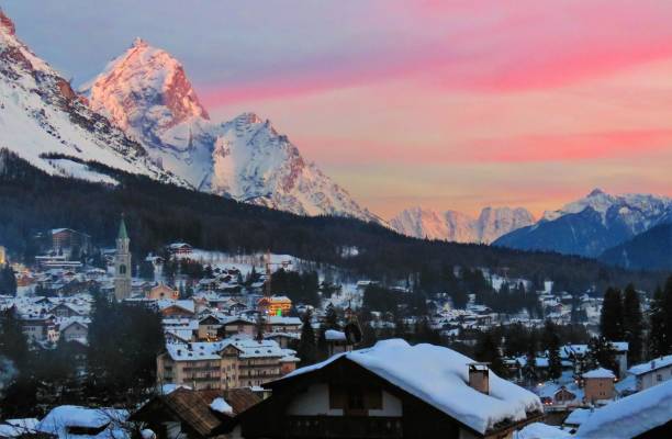 sonnenuntergang auf cortina d'ampezzo, der königin der dolomiten - alpenglühen stock-fotos und bilder