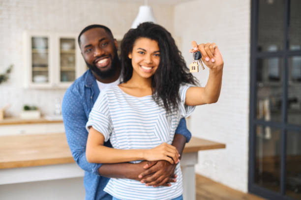alegre pareja afroamericana se mudó en nueva casa - moving house physical activity real estate couple fotografías e imágenes de stock