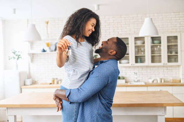 la joven pareja feliz afroamericana se muda a una nueva casa - moving house physical activity real estate couple fotografías e imágenes de stock