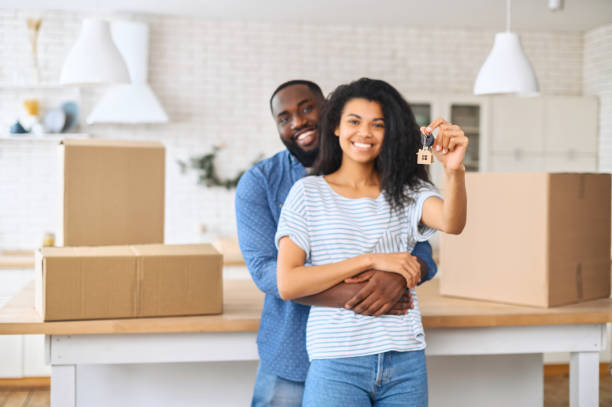 pareja afroamericana con llaves - moving house physical activity real estate couple fotografías e imágenes de stock