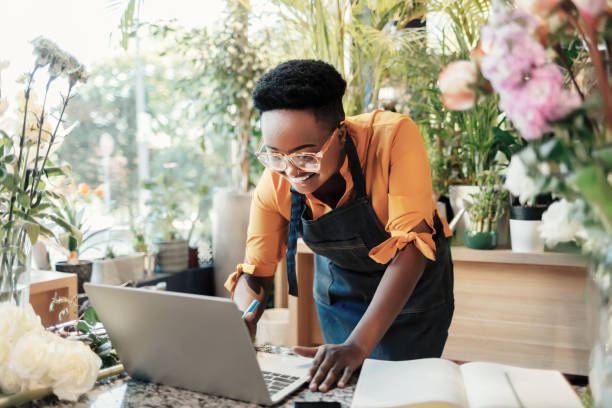 成功を伸じるためにオフィスは必要ありません - florist small business flower shop owner ストックフォトと画像