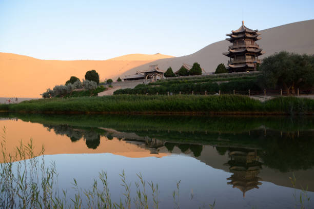 pagoda nad jeziorem crescent w dunhuang, gansu - arid climate asia color image day zdjęcia i obrazy z banku zdjęć