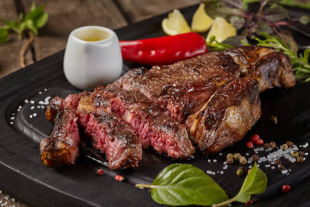 filete de ternera al horno en rodajas con hierbas, limón, pimiento rojo y salsa - sirloin steak fotografías e imágenes de stock