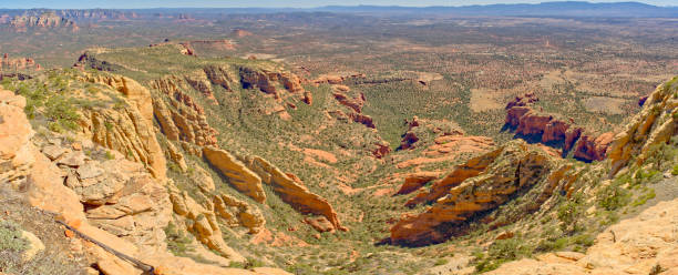 the chasm of bear mountain az - red rocks rock canyon escarpment imagens e fotografias de stock