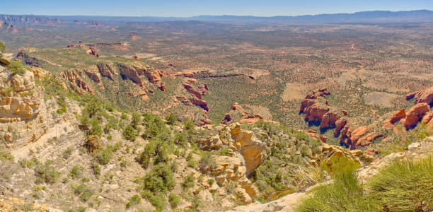 south view from the summit of bear mountain az - red rocks rock canyon escarpment imagens e fotografias de stock