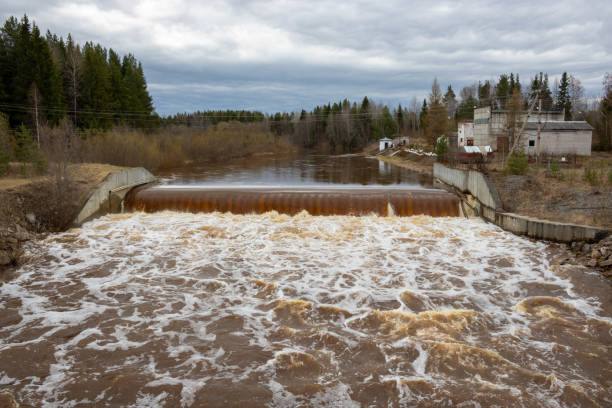 small dam with water flowing rapids. seen as lines and patterns with foam - miniature weir imagens e fotografias de stock