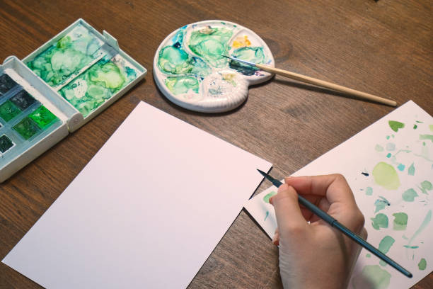 istock the girl draws 1317657466
