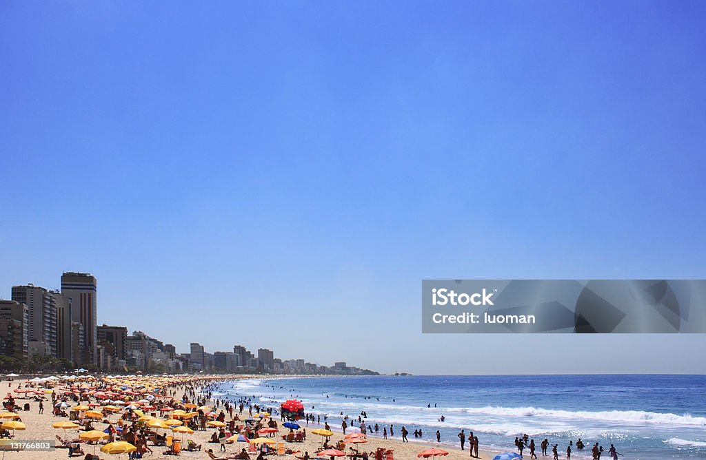Spiaggia di Ipanema a Rio de Janeiro - Foto stock royalty-free di Abbronzarsi