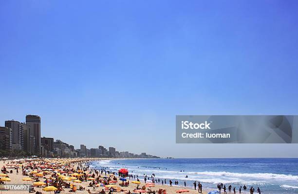 Spiaggia Di Ipanema A Rio De Janeiro - Fotografie stock e altre immagini di Abbronzarsi - Abbronzarsi, Acqua, Albergo