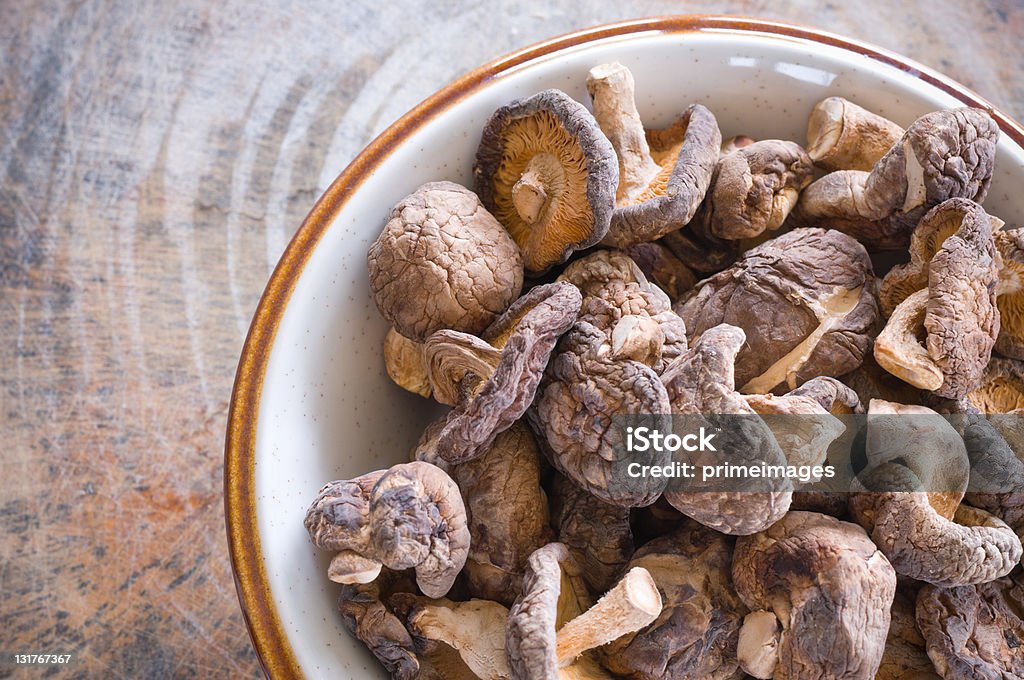 Cogumelos Shiitake em fundo de madeira - Foto de stock de Alimentação Saudável royalty-free