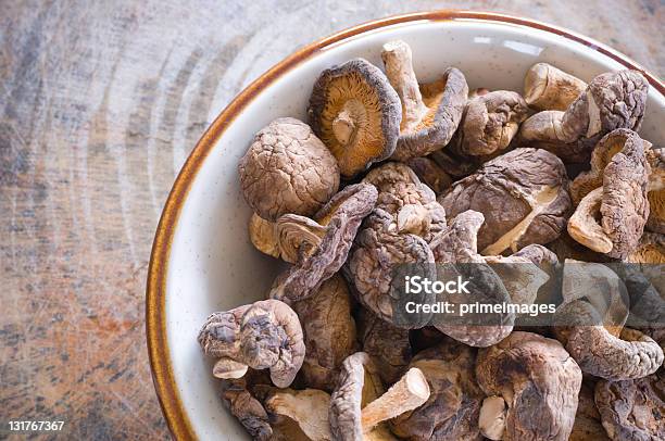 Foto de Cogumelos Shiitake Em Fundo De Madeira e mais fotos de stock de Alimentação Saudável - Alimentação Saudável, Boletus Sp, Casa de comes e bebes