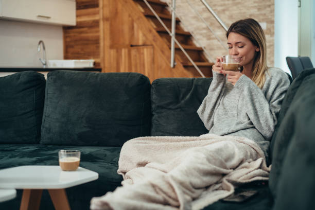 hermosa joven bebiendo café por la mañana en casa - covered nudity fotografías e imágenes de stock