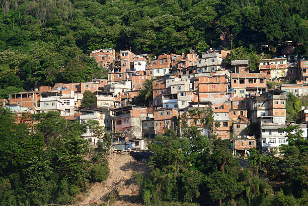 favela in un incidente - untucked foto e immagini stock