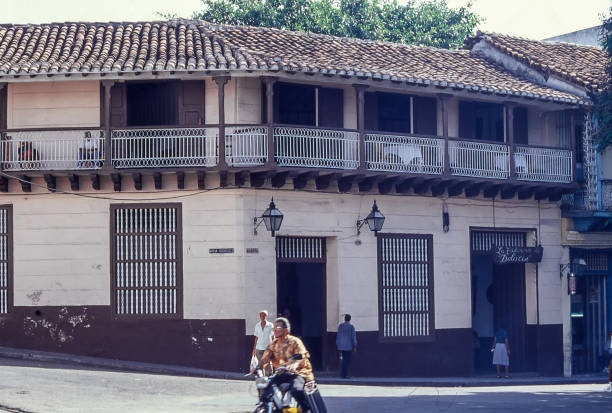 façades en bois colorées à santiago. - santiago de cuba photos et images de collection
