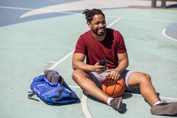 afroamerykanin robi sobie przerwę od kosza - basketball playing ball african descent zdjęcia i obrazy z banku zdjęć