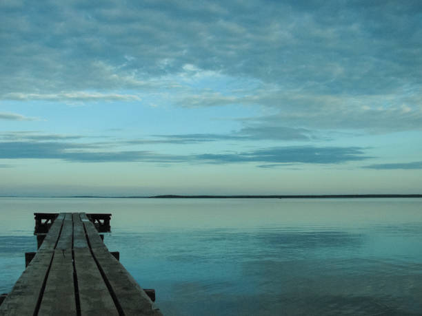 en lång träbrygga vid narochsjöns strand - båtramp bildbanksfoton och bilder