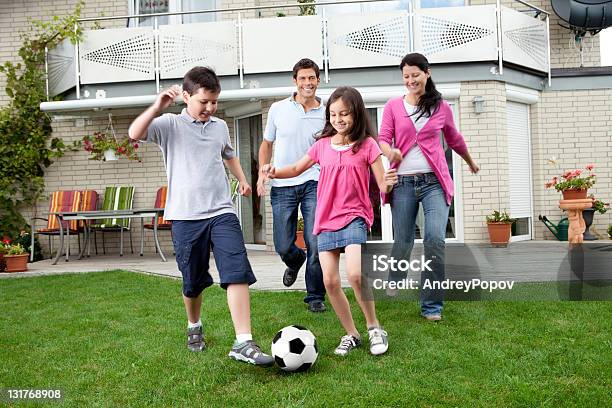 Glückliche Familie Fußball Zu Spielen In Ihrem Hinterhof Stockfoto und mehr Bilder von Spielen
