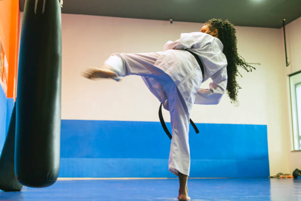 karate de entrenamiento de niñas - karate child judo belt fotografías e imágenes de stock