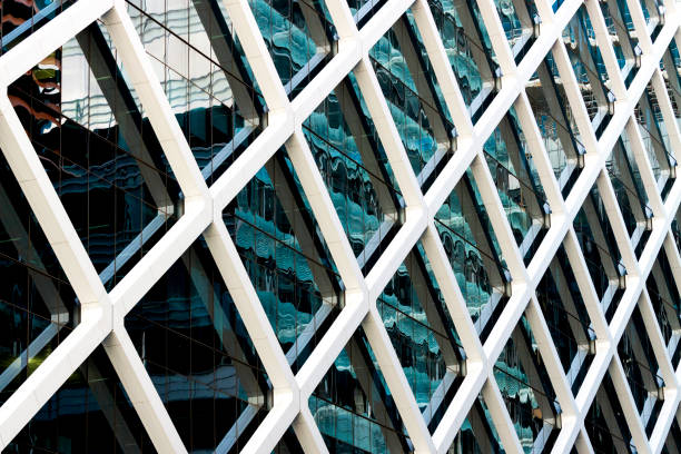 closeup moderne bürogebäude glaswand mit reflexion, abstrakter hintergrund mit kopierraum - glass wall office building abstract stock-fotos und bilder