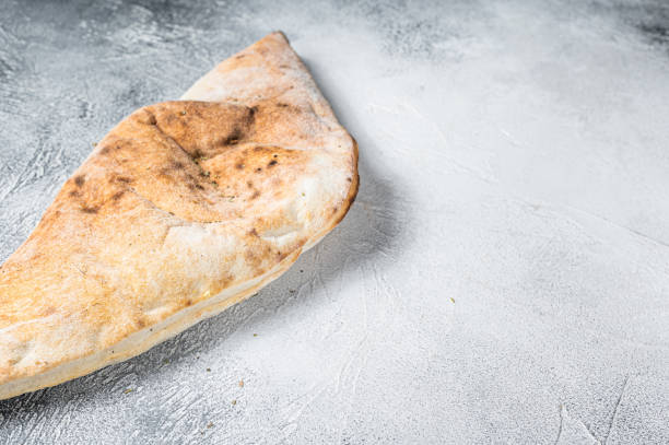 włoska pizza calzone z kurczakiem i serem. białe tło. widok z góry. kopiuj miejsce - pizza pastry crust stuffed cheese zdjęcia i obrazy z banku zdjęć