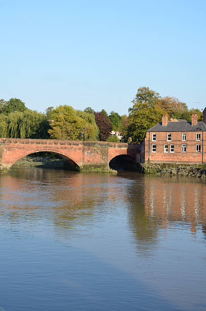 Río Dee puente romano al atardecer en Chester - foto de stock