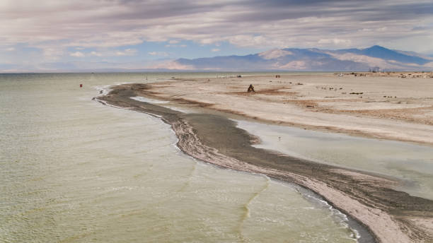 salton sea shoreline w bombaju beach - aerial - salton sea zdjęcia i obrazy z banku zdjęć