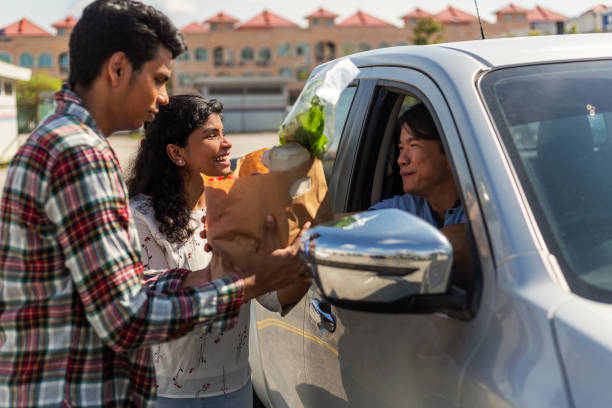 le persone ricevono donazioni di cibo dall'autista volontario - community outreach social worker teenager poverty foto e immagini stock