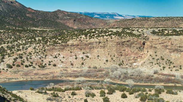 эроденый пейзаж возле каньон, nm - new mexico landscape arid climate plateau стоковые фото и изображения