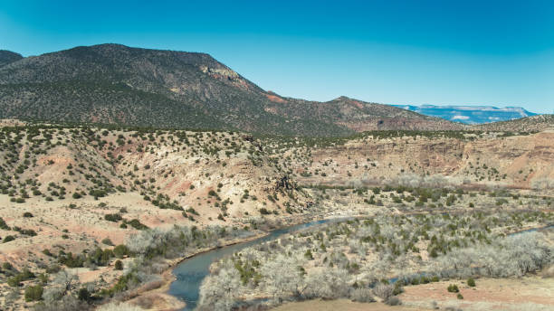 rio chama che scorre attraverso il paese di roccia rossa vicino a cañones, nm - new mexico landscape arid climate plateau foto e immagini stock