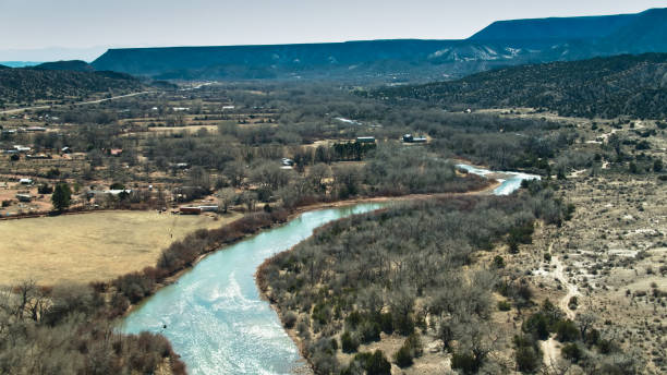 rio chama che scorre oltre i terreni agricoli nel red wash canyon, nuovo messico - new mexico landscape arid climate plateau foto e immagini stock