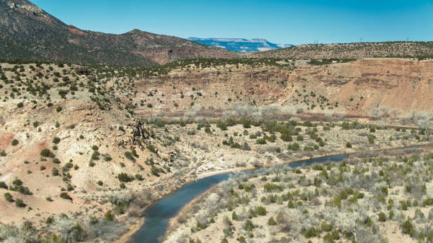 рио-чама течет через каньон red wash возле каньоны, nm - new mexico landscape arid climate plateau стоковые фото и изображения