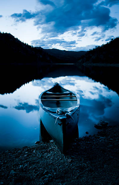 Canoa no Anoitecer - fotografia de stock