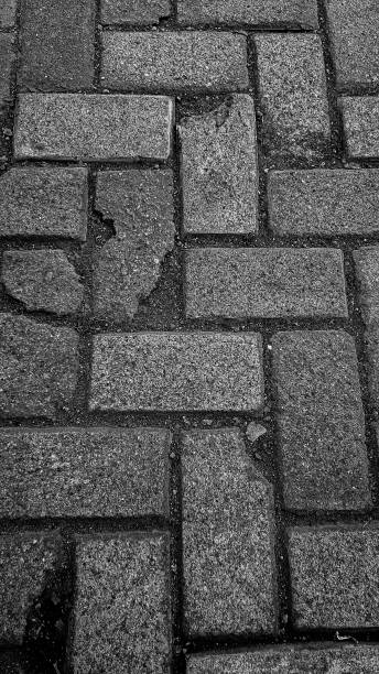 ブロック形状の石、背景、黒と白の歩行者アスファルト道路側の散歩、公園、大通り、レトロなスタイル、ブロック形状、都市生活、過去の思い出、ダウンタウン地区、都市道路、都市通り� - pedestrian walkway avenue black block ストックフォトと画像