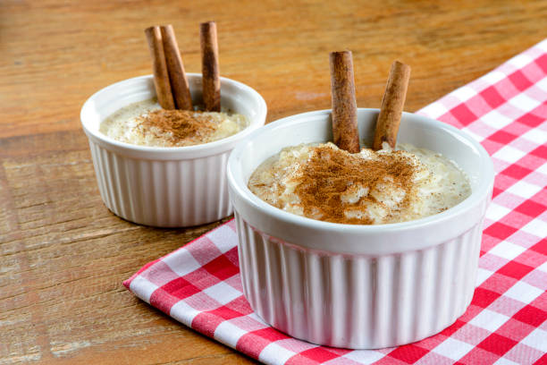 pentola con budino di riso - cosparsa di cannella - rice pudding foto e immagini stock