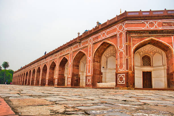 istock Side view of wall arches Humayun tomb 1317725654