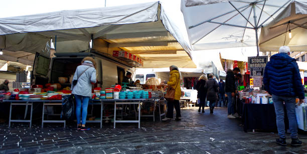 la piazzola popularny targ na świeżym powietrzu w centrum bolonii. - vegetabilis zdjęcia i obrazy z banku zdjęć
