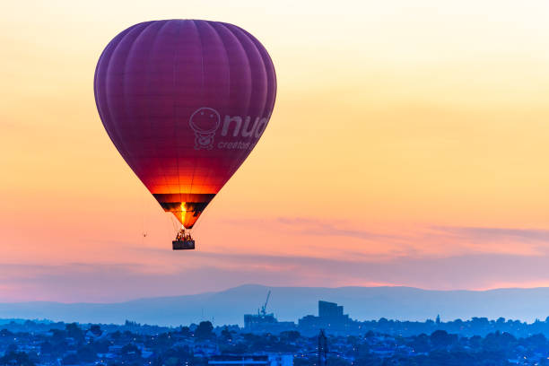 des montgolfières flottent au-dessus de la banlieue de melbourne - hot air balloon flying heat people photos et images de collection