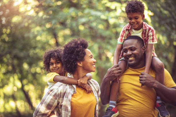familia afroamericana divirtiéndose al aire libre. - articulación humana fotos fotografías e imágenes de stock