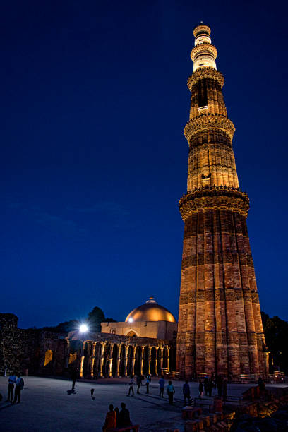 side view of qutub minar at night - qutub imagens e fotografias de stock