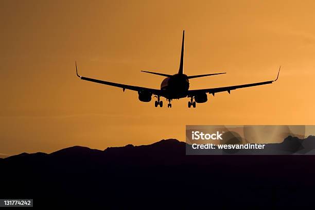Прибыв В Сумерки — стоковые фотографии и другие картинки Воздушный транспорт - Воздушный транспорт, Гора, Горизонтальный