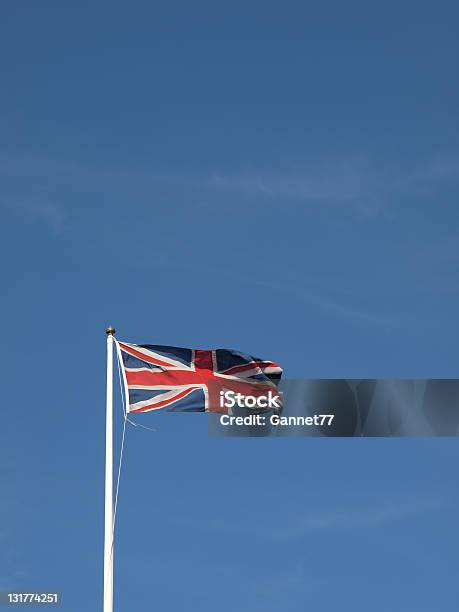 Union Jack Flying Przed Błękitne Niebo - zdjęcia stockowe i więcej obrazów Anglia - Anglia, Bez ludzi, Flaga