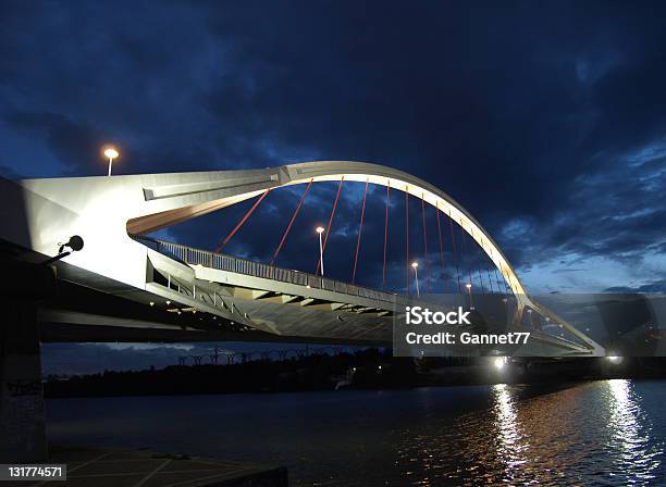 La Barqueta Bridge Sevilha - Fotografias de stock e mais imagens de Andaluzia - Andaluzia, Ao Ar Livre, Arco - Caraterística arquitetural