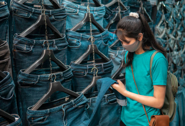 giovane donna indiana che fa shopping per i jeans. - consumerism indian ethnicity india delhi foto e immagini stock