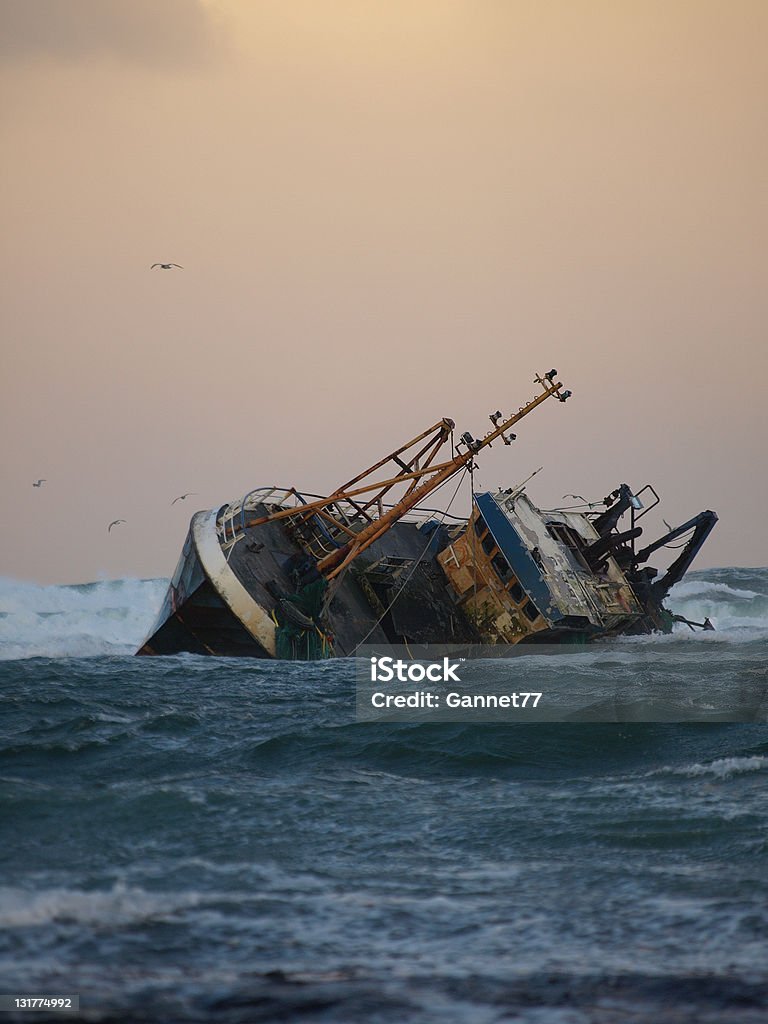 Navire de pêche échoué - Photo de Épave de bateau libre de droits