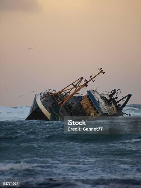 Photo libre de droit de Navire De Pêche Échoué banque d'images et plus d'images libres de droit de Épave de bateau - Épave de bateau, Tempête, Transport nautique