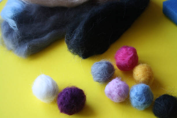 contas feitas de lã de feltro. agulhas em casa. - felt wool sphere textile - fotografias e filmes do acervo