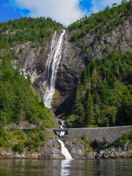 cachoeira no sógnefjord na noruega durante um lindo dia de verão - flam aurlandsfjord sognefjord fjord - fotografias e filmes do acervo