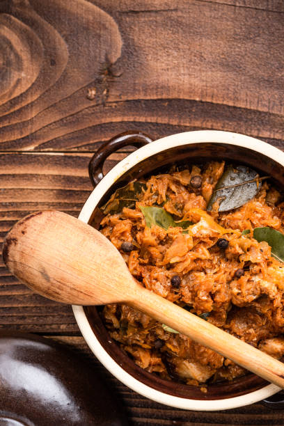 hunter stew bigos polish traditional sauerkraut and cabbage dish - bigos imagens e fotografias de stock