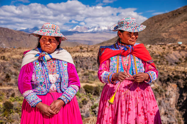 mujeres peruanas hilando lana a mano cerca del cañón de colca, perú - trajes tipicos del peru fotografías e imágenes de stock